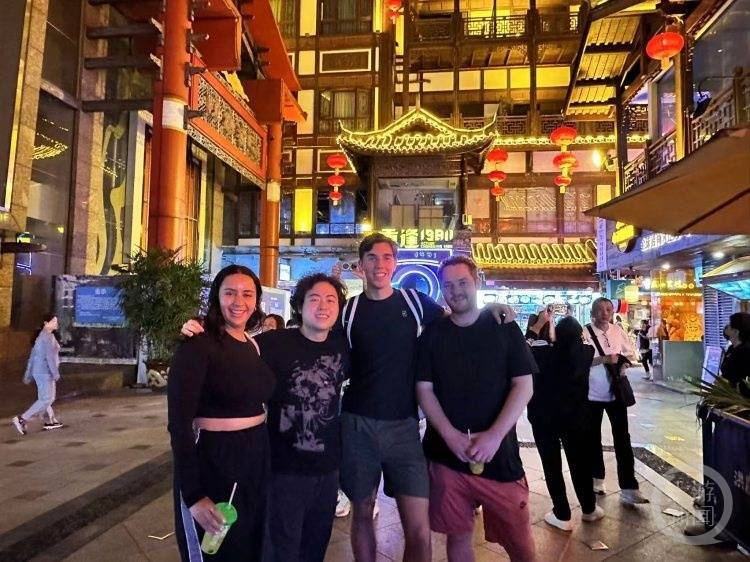 重庆小哥把“上班之路”发到网上,全世界网友惊呆了!