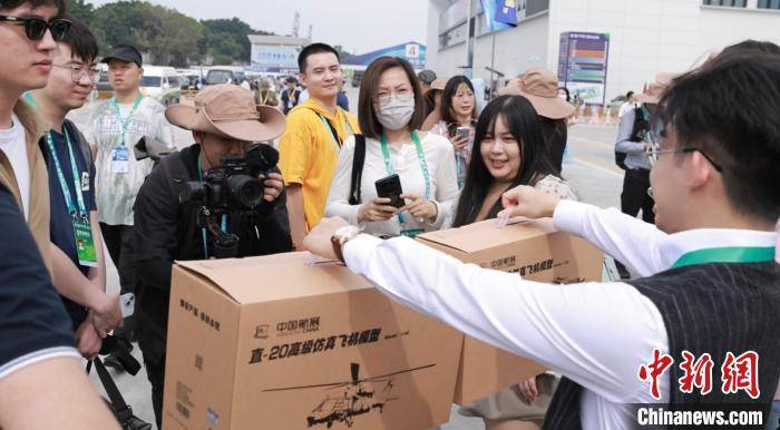 台湾青年观摩中国航展:备受震撼 成为歼−20模型拥趸