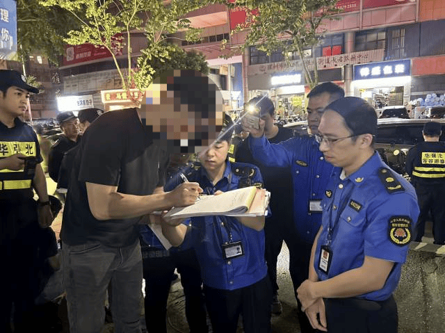“锅铲声敲得我睡不着”!深夜,深圳多名流动摊贩被劝离……