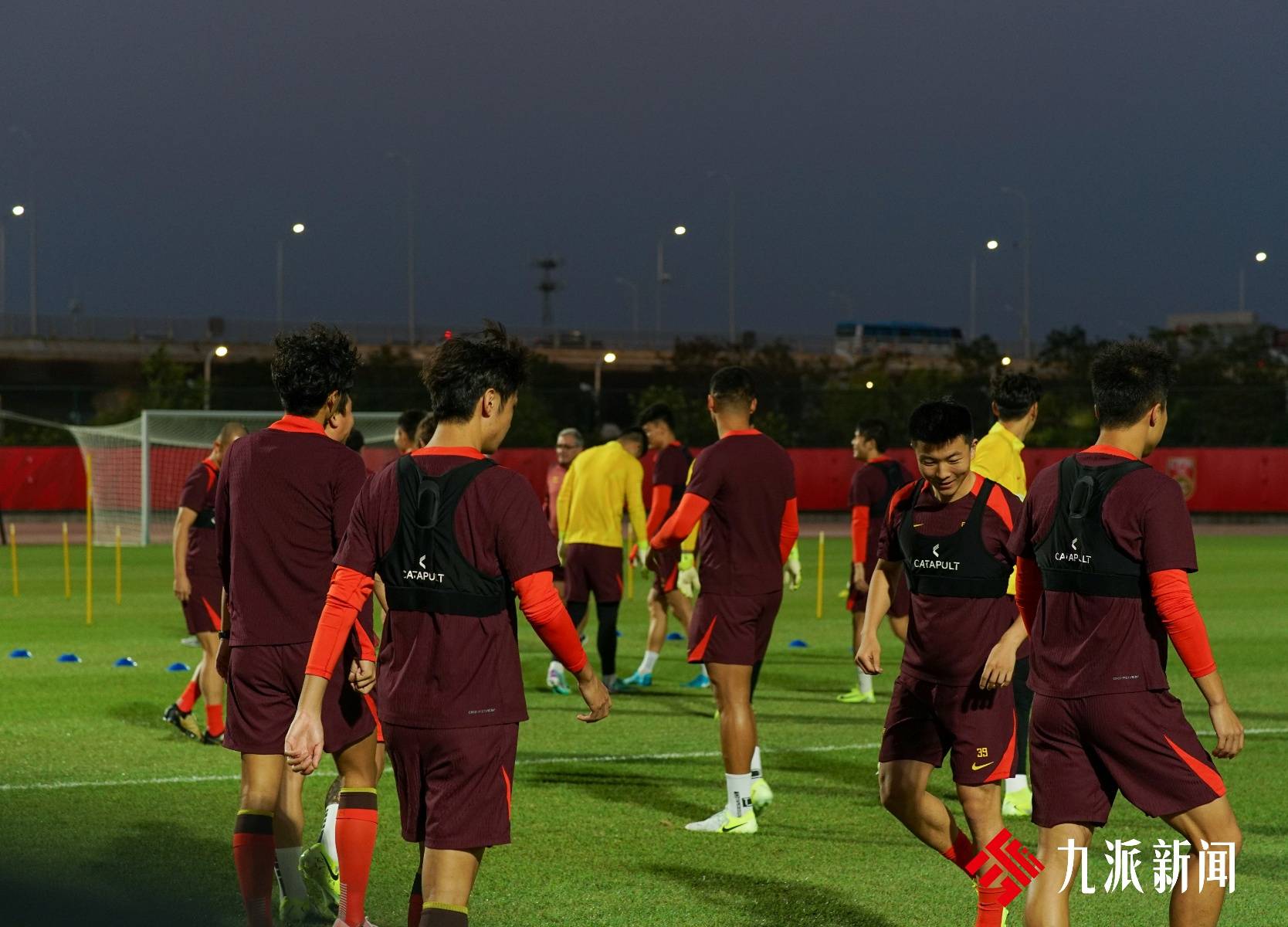 张玉宁李磊伤情成国足隐患,日本队客赴厦门却向中国媒体开放训练课“大秀肌肉”