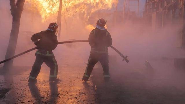 泽连斯基还想谈条件,俄罗斯不给机会,俄军大规模轰炸乌能源设施