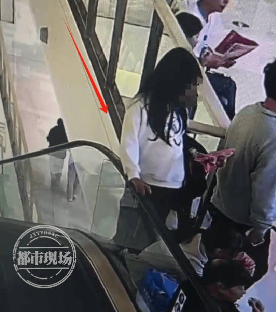 女孩从商场4楼坠亡,警方回应