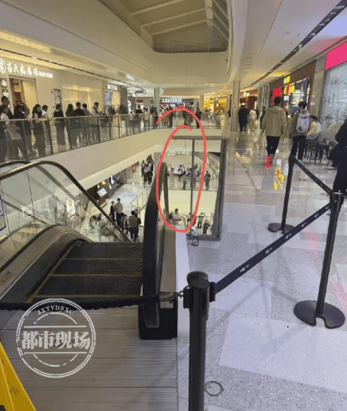 女孩从商场4楼坠亡,警方回应