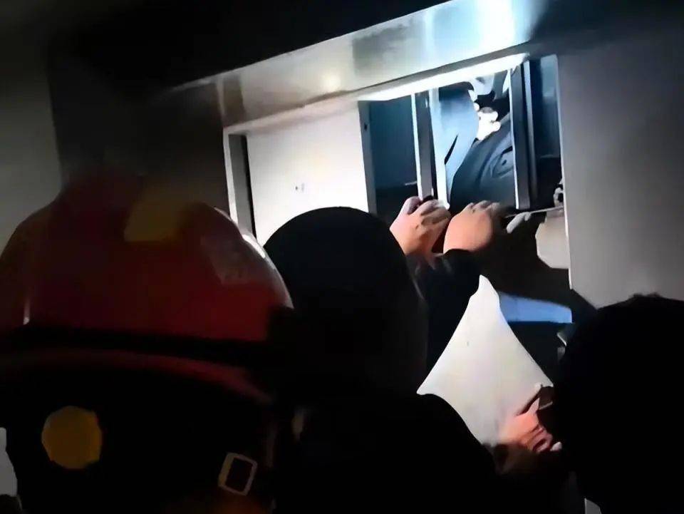 电梯突然从11楼冲到28楼,“整栋楼都震”!7岁男孩被卡多处骨折