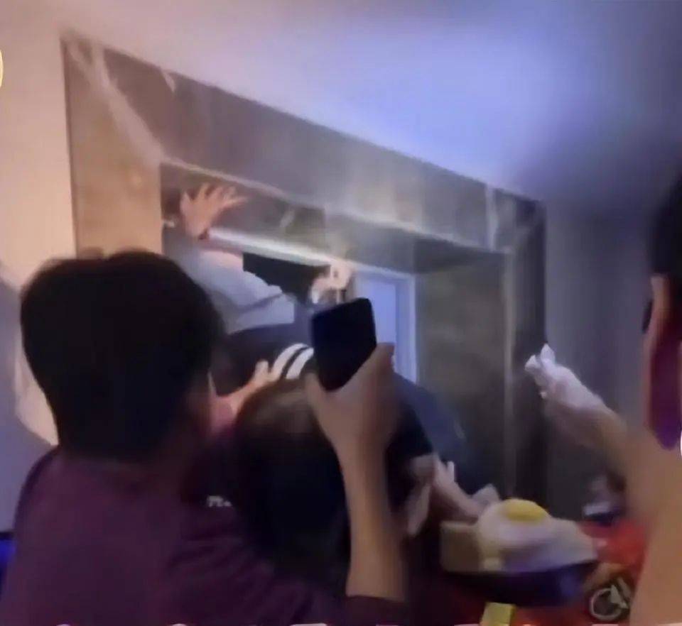 电梯突然从11楼冲到28楼,“整栋楼都震”!7岁男孩被卡多处骨折