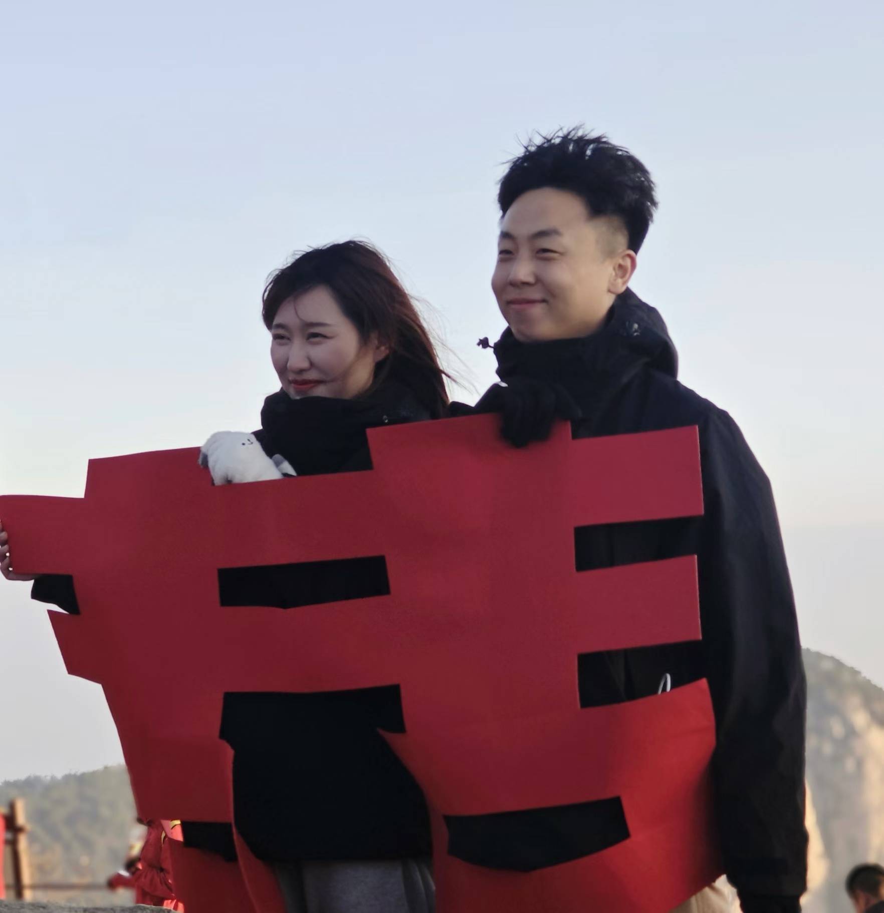 山东小伙在泰山山顶求婚,路人送上高脚杯和酒:普通求婚升华了