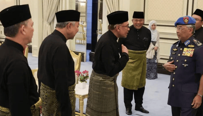 中方在南海开“首枪”,菲律宾盟友连夜撤退,马科斯终于情况不妙