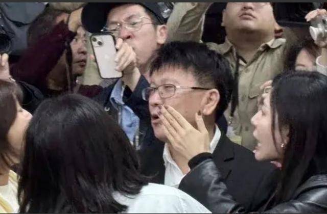 台海巡对大陆拖船进行水炮攻击,朱立伦表态:坚决反对“台独”