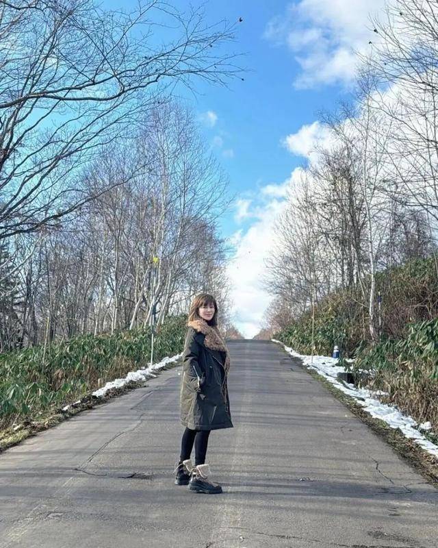 62岁关之琳被拍与年轻男子在日本同游,网友感叹:岁月从不败美人