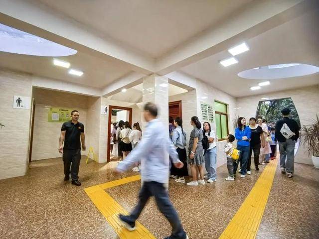 女厕大排长龙不能总是无解