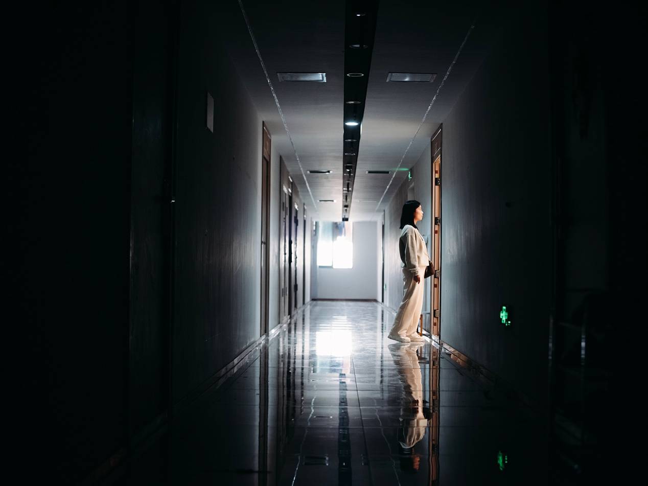 女孩租房被偷拍洗澡 买下烂尾楼后入住自救