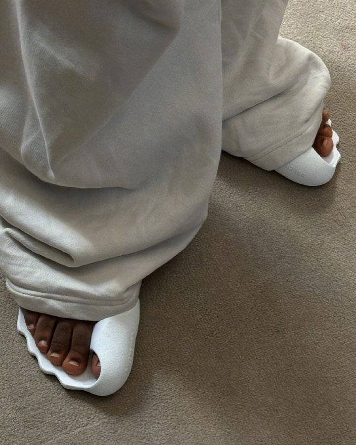 巴黎世家这鞋要卖1万多?网友看傻:确定不是鞋垫?