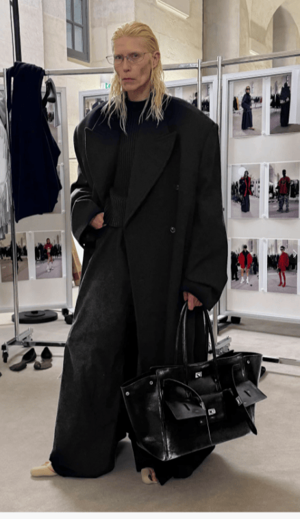 巴黎世家这鞋要卖1万多?网友看傻:确定不是鞋垫?