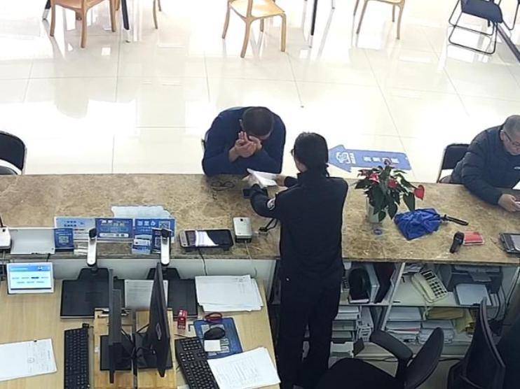 浙江90后消防员在户籍窗口哭了,终于“见”到想了30年的妈妈