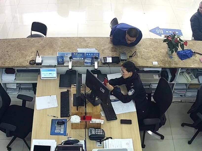 浙江90后消防员在户籍窗口哭了,终于“见”到想了30年的妈妈