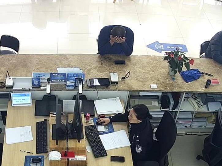 浙江90后消防员在户籍窗口哭了,终于“见”到想了30年的妈妈