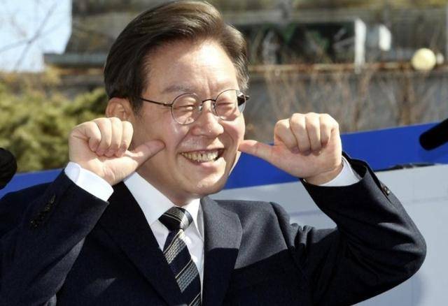 执政党捏着鼻子要“保尹”,尹锡悦的总统宝座,将由8个人决定