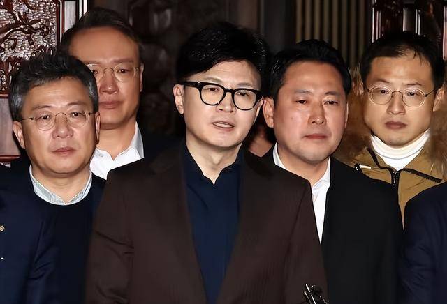 执政党捏着鼻子要“保尹”,尹锡悦的总统宝座,将由8个人决定