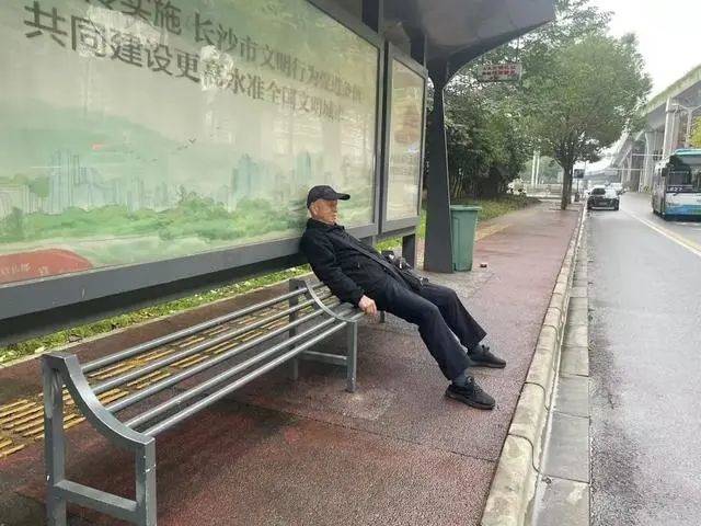 公园长椅焊钢管防日结工睡觉?公共设施该拥抱而非驱赶人