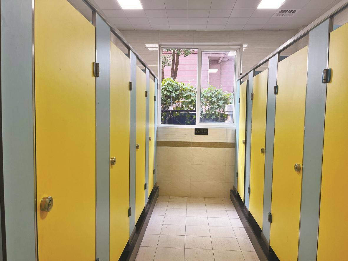 小学生不爱在学校上厕所 家长、学校如何引导？