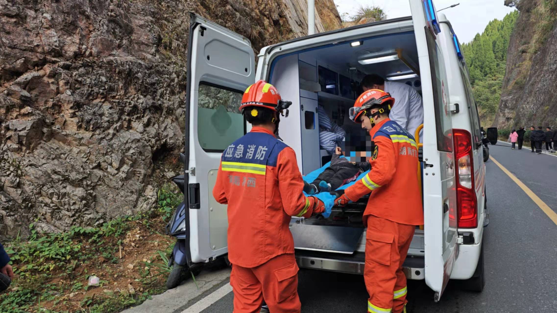 奇迹!湘西6岁男孩滑下40米高悬崖,找到时还能说话!救援人员分析生还原因