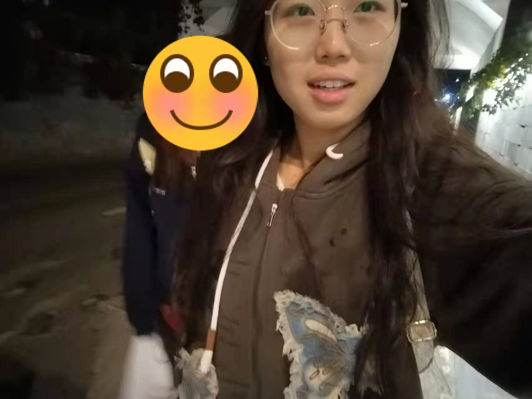 河南一大学老师心脏骤停晕倒,女学生按压施救:我也很害怕,看到老师好转激动手抖