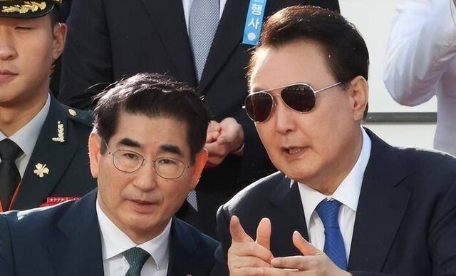 弹劾尹锡悦不成改逮捕,执政党又卡Bug:总统会签字逮捕自己?