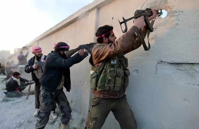 要打大仗了?俄拦不住叛军攻势,阿富汗冲破红线,强拉3国入局