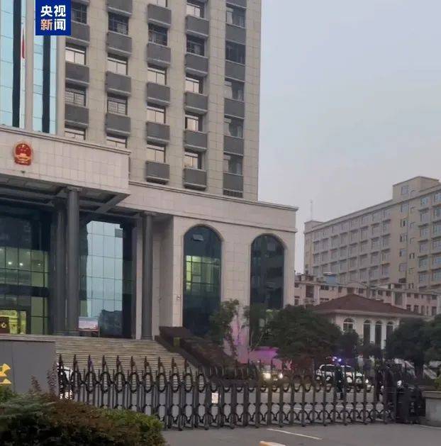 今日宣判!押送李铁的警车已进入法院