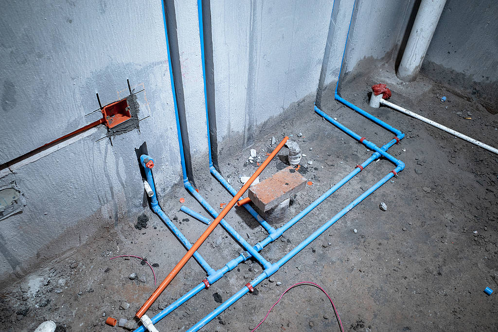 一楼住户在物业眼皮底下挖出“两室一卫”,后果太严重