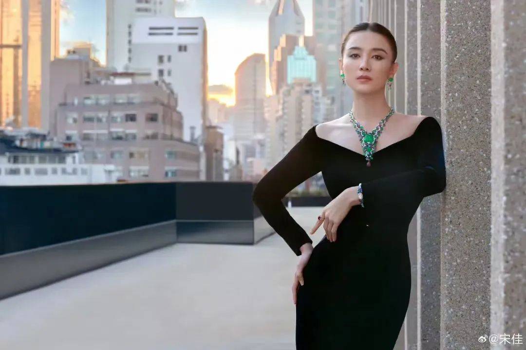 热搜第一!宋佳被曝已领证结婚,男方系青年导演王伟