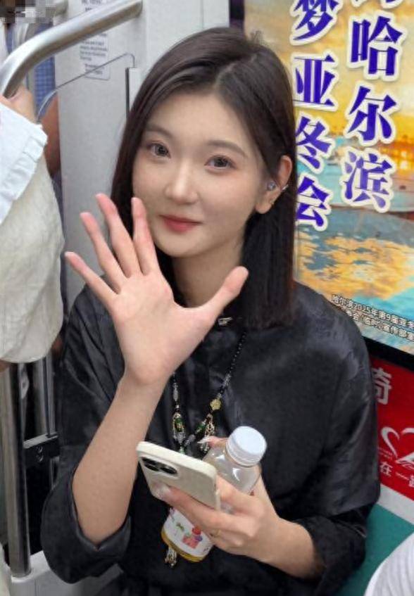 女孩身高2米26貌美如花,妈妈天天发愁:白长这么漂亮,没人敢追