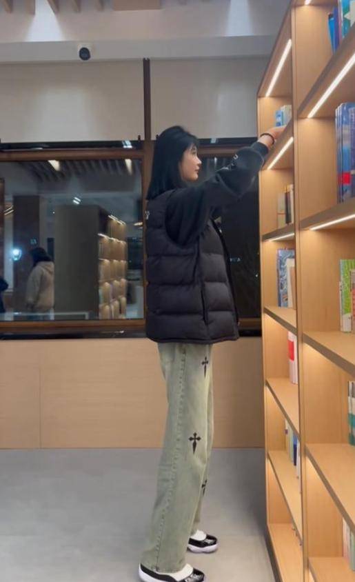 女孩身高2米26貌美如花,妈妈天天发愁:白长这么漂亮,没人敢追