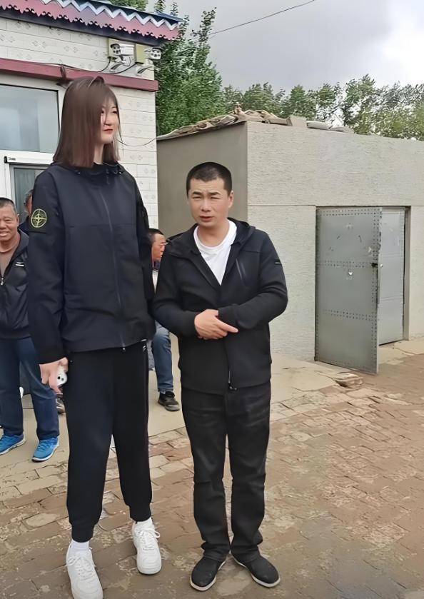 女孩身高2米26貌美如花,妈妈天天发愁:白长这么漂亮,没人敢追