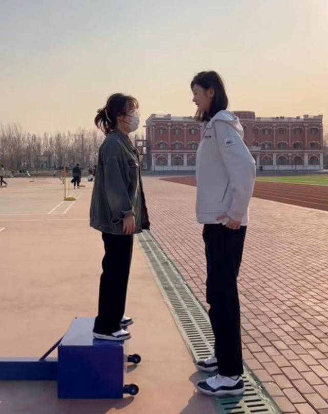 女孩身高2米26貌美如花,妈妈天天发愁:白长这么漂亮,没人敢追