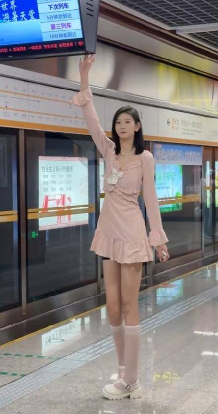 女孩身高2米26貌美如花,妈妈天天发愁:白长这么漂亮,没人敢追