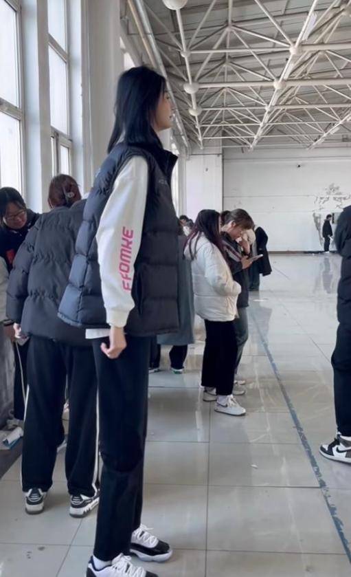 女孩身高2米26貌美如花,妈妈天天发愁:白长这么漂亮,没人敢追