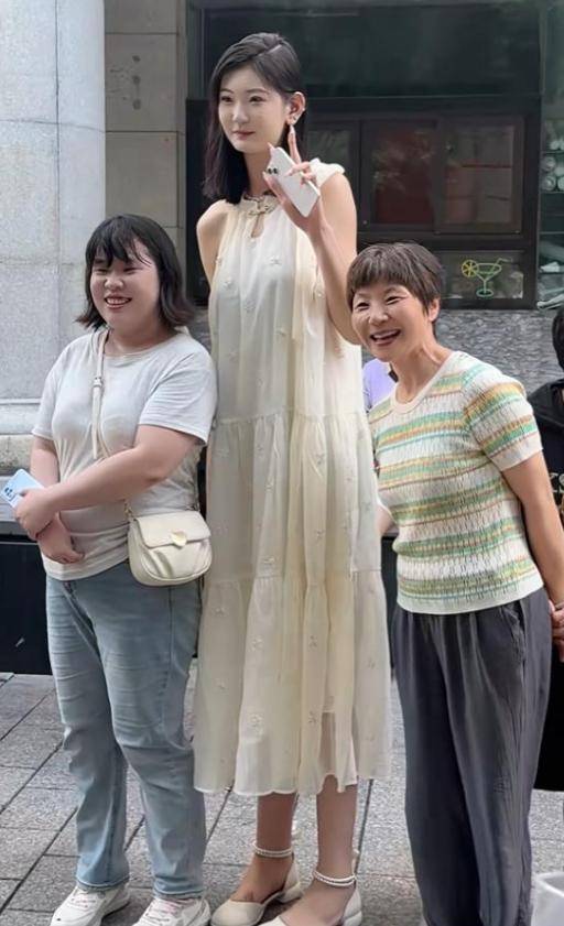 女孩身高2米26貌美如花,妈妈天天发愁:白长这么漂亮,没人敢追