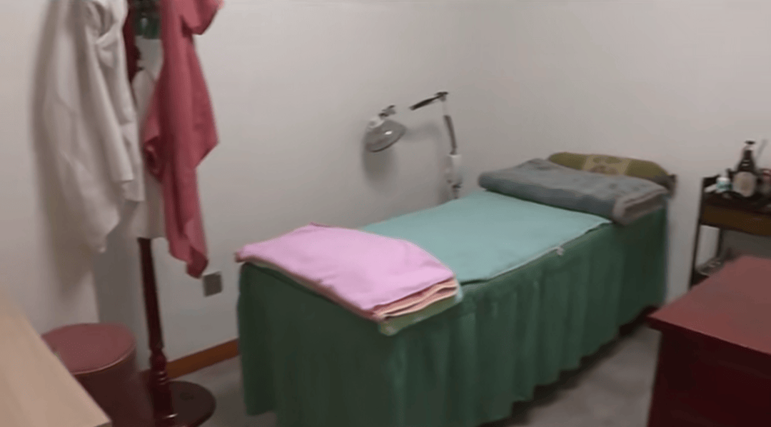 女子按摩时,遭男技师脱掉内裤按摩隐私部位!警方已介入