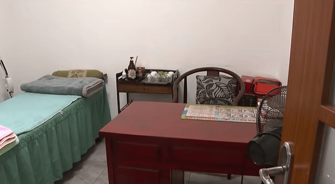 女子按摩时,遭男技师脱掉内裤按摩隐私部位!警方已介入