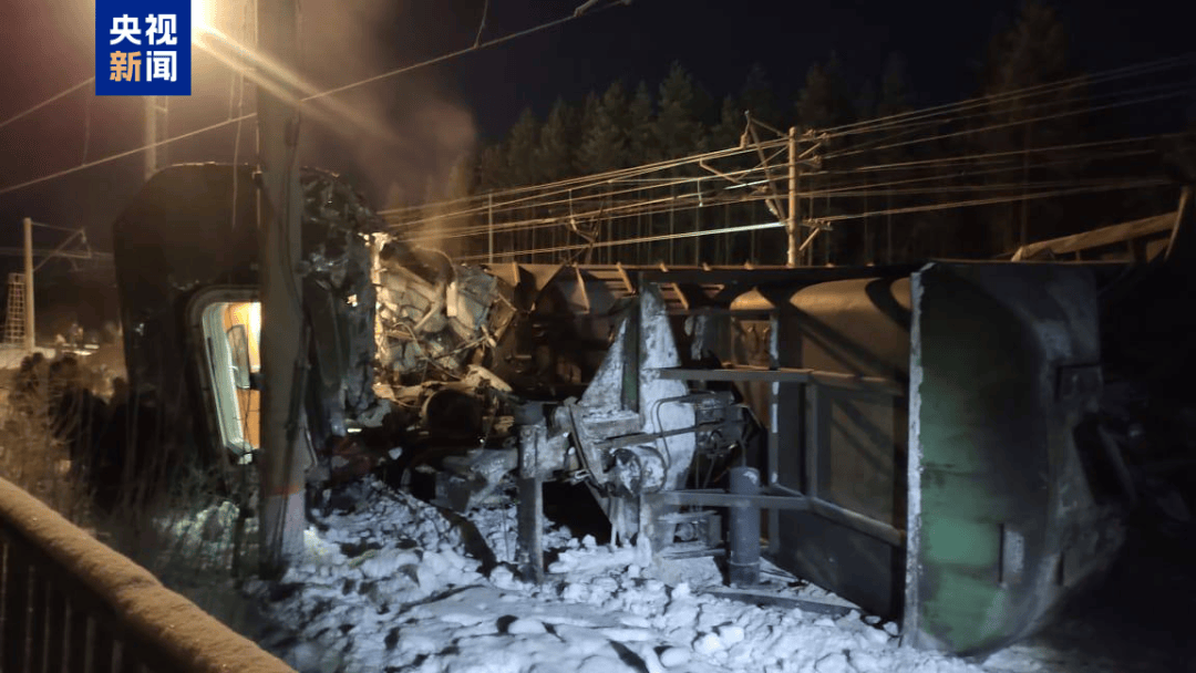 乘客超300人,俄一客运列车与货运列车相撞