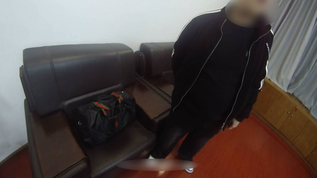 浙江一男子副驾堆了88万现金,亲戚报警了…