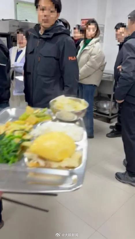 辽宁瓦房店官方通报“上班时间市监局多人排队打饭”:已连夜组建核查组开展核查