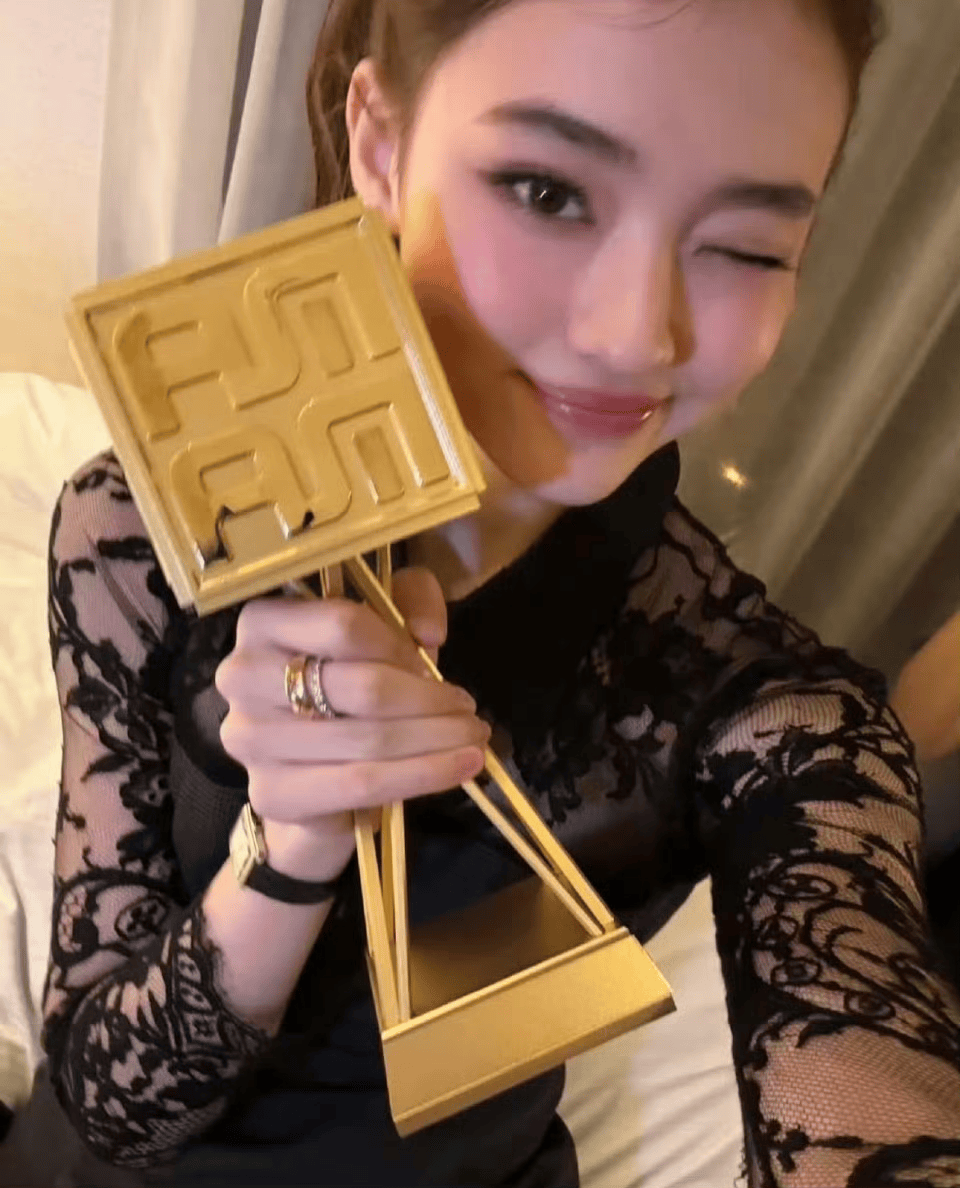 德韩混血造就“人间颜值奇迹”,被誉为小Jennie的Ella Gross出道即巅峰!