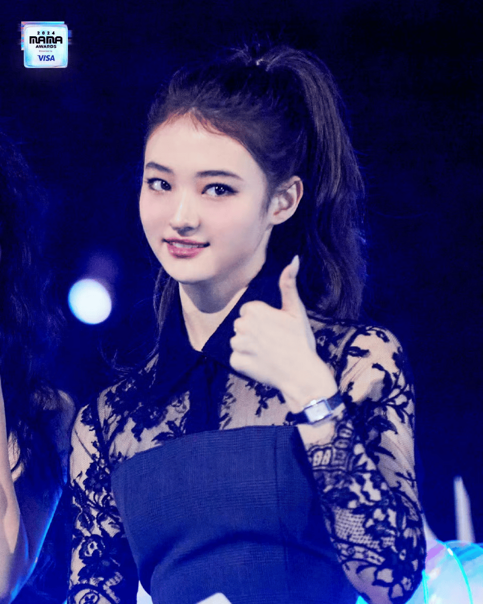 德韩混血造就“人间颜值奇迹”,被誉为小Jennie的Ella Gross出道即巅峰!