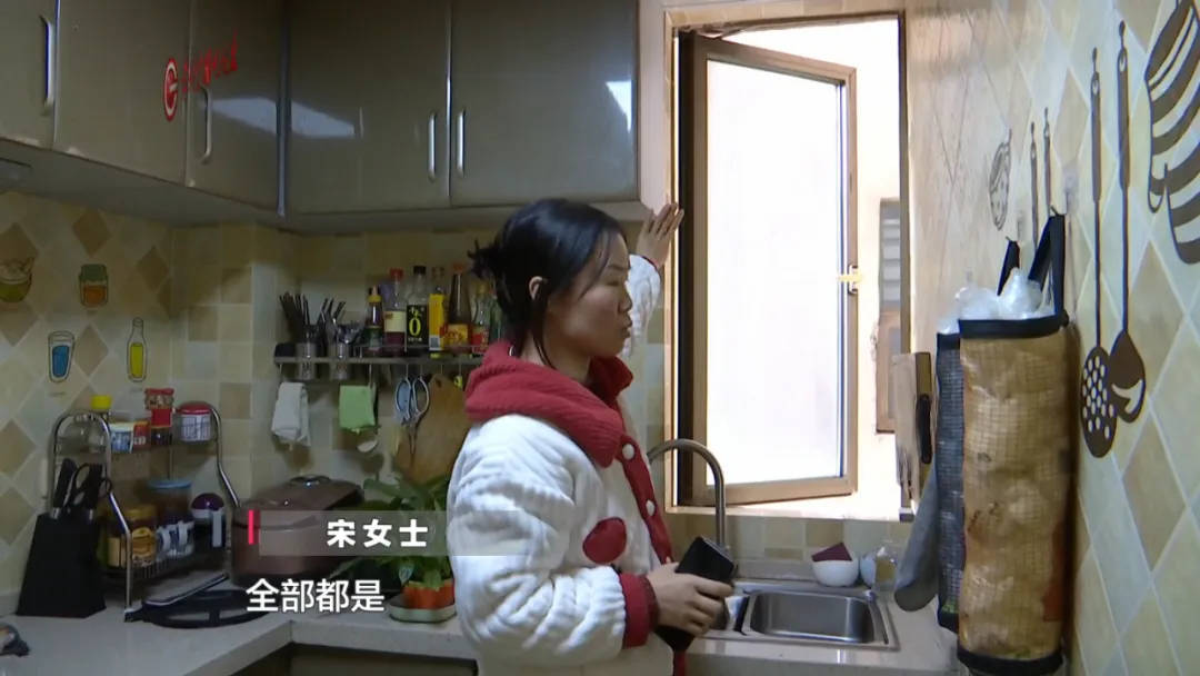 恶心坏了!贵阳一女子家中被扔进一颗“炸弹”,残羹剩饭炸开花