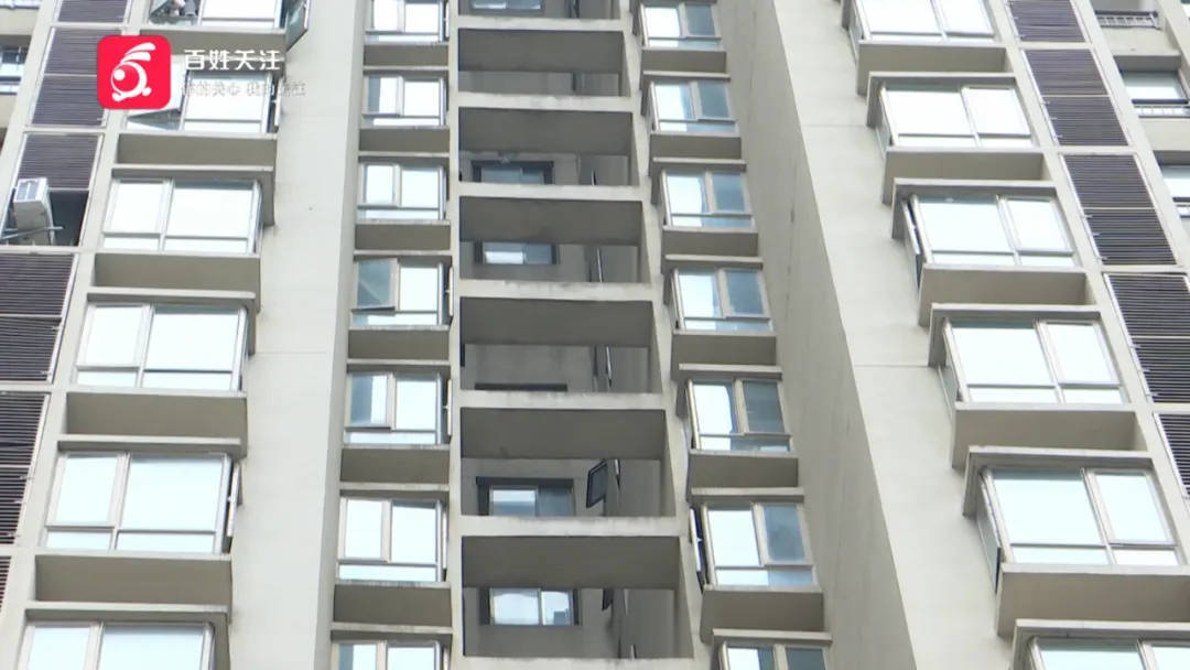 恶心坏了!贵阳一女子家中被扔进一颗“炸弹”,残羹剩饭炸开花