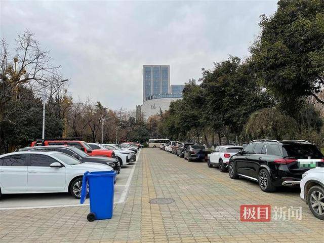许昌胖东来天使城客流爆满,人大政协机关开门提供约450个免费车位迎客