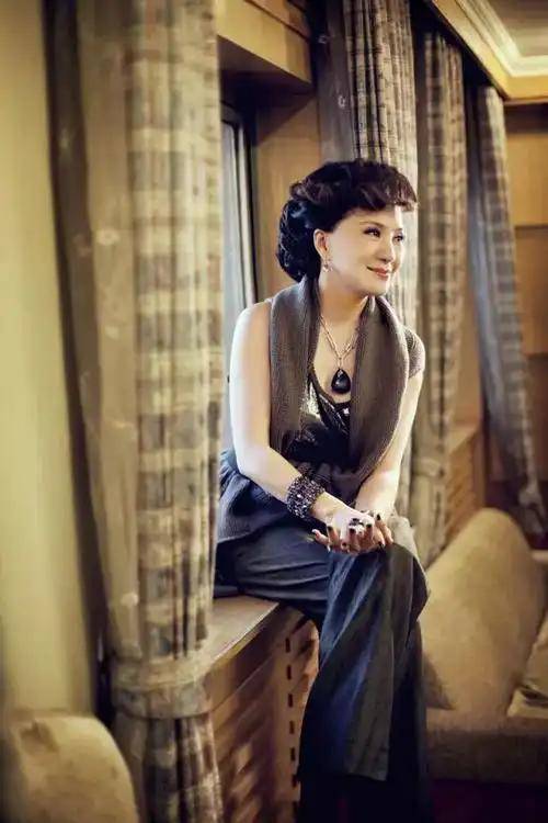 原来早已退出中国籍?被老外“玩腻就丢掉”的郑绪岚,却回国捞金