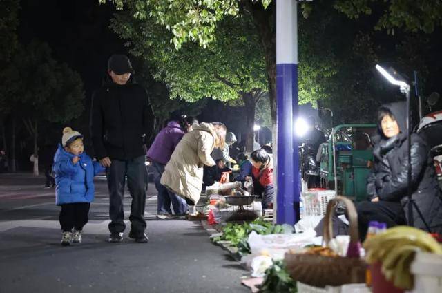 绩溪县长谈“县政府门前开夜市”:摆摊没门槛,开放已成常态